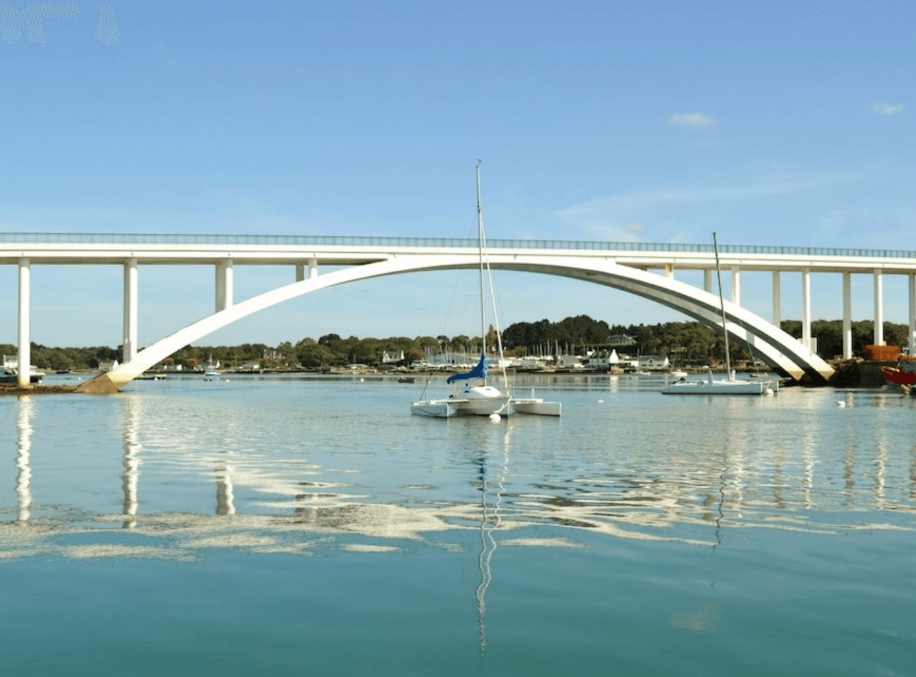 Le pont de Kerisper et un voilier sur la rivière de Crac'h, à La Trinité-sur-Mer