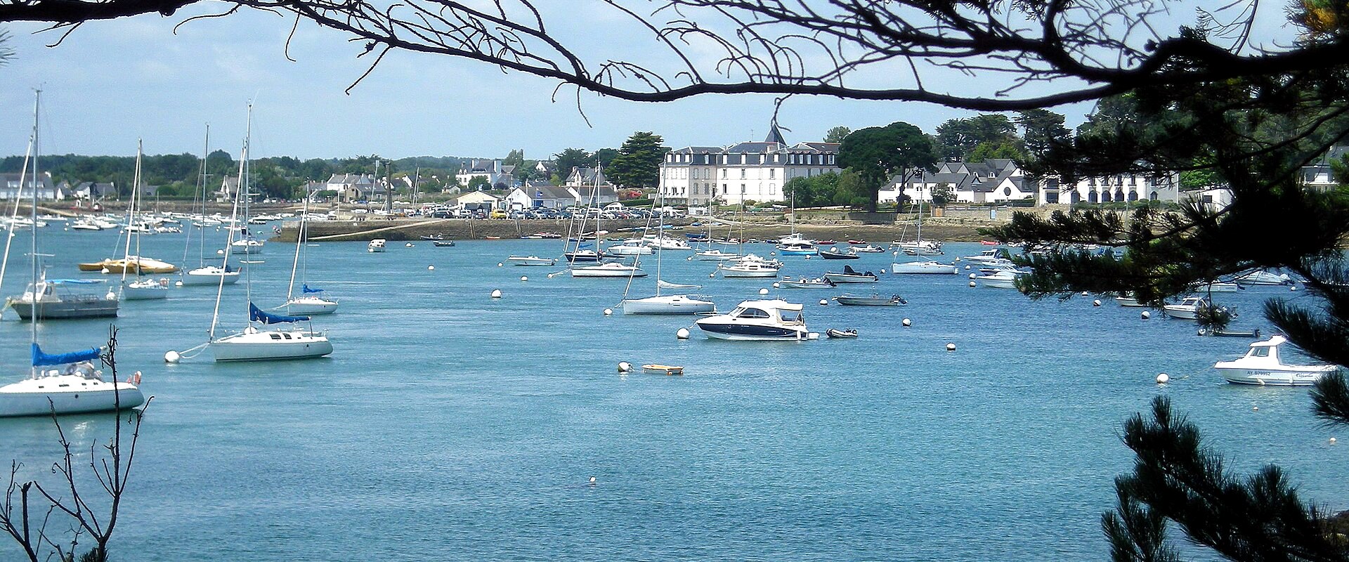 Port de Larmor-Baden et bateaux au mouillage dans le Golfe du Morbihan